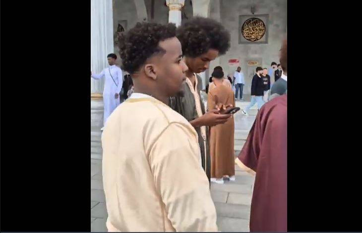 Melike Hatun camisinde bayram namazı sonrası. Yer: Maalesef Türkiye Cumhuriyeti'nin başkenti Ankara - Resim: 6